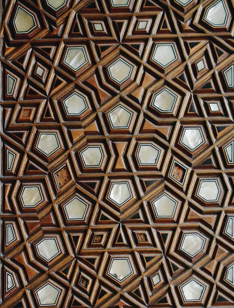 Ayrıntılı Geometrik Tasarımı Olan Tahta Bir Duvarın Dikey Görüntüsü — Stok fotoğraf