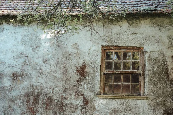 有生锈的木制窗户的旧建筑 — 图库照片