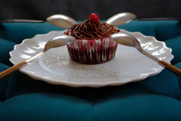 Tasty Cupacke Chocolate Cream White Plate Tea Spoons Turquoise Sofa — Stock Photo, Image