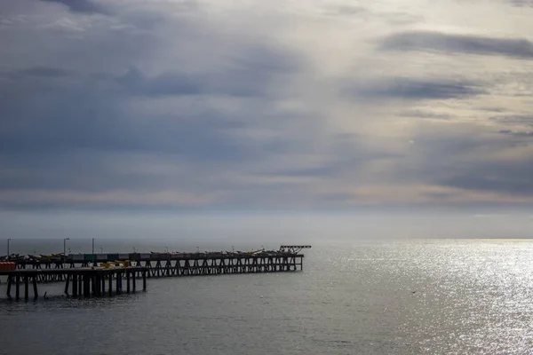 Molo Legno Nel Mare Sotto Cielo Buio Nuvoloso — Foto Stock