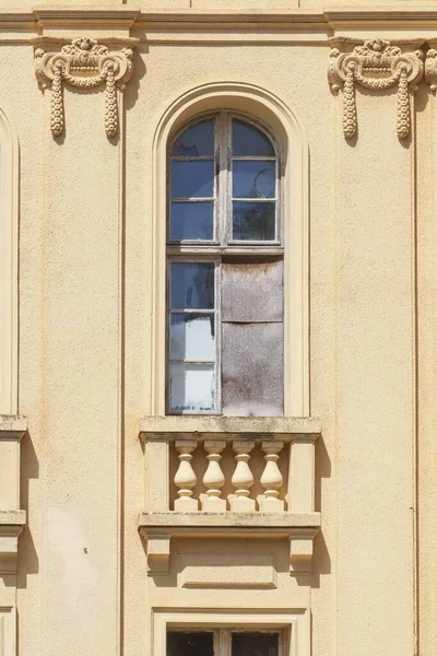 Güneş Işığı Altında Bej Duvarları Olan Eski Bir Binanın Pencerelerinin — Stok fotoğraf