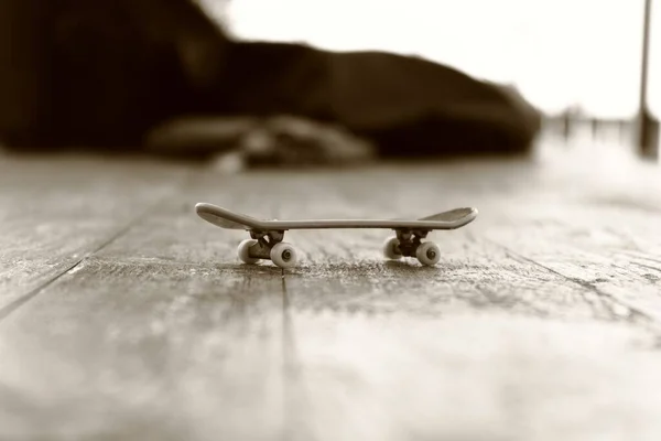 Sebuah Gambar Closeup Dari Skateboard Tanah Dengan Latar Belakang Kabur — Stok Foto
