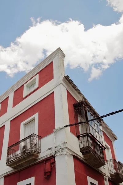 Низькокутний Знімок Фасаду Біло Червоної Будівлі Під Хмарним Небом — стокове фото