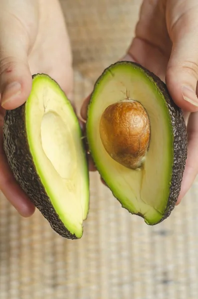 Een Close Shot Van Een Persoon Met Gesneden Avocado — Stockfoto
