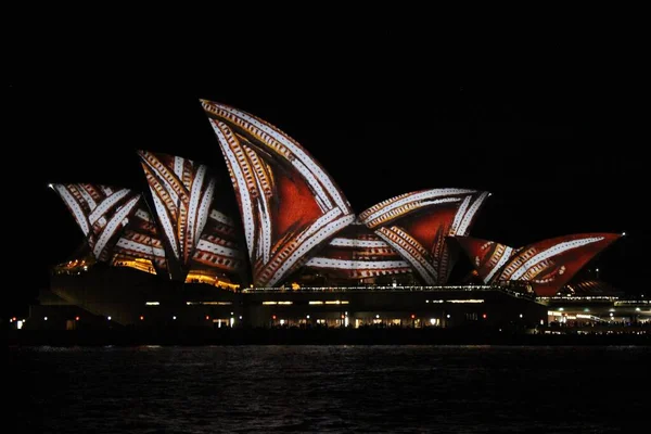 シドニー オーストラリア 2016年6月11日 2016年ビビッド フェスティバルでの先住民のアート プロジェクションで夜のオペラ ハウス — ストック写真