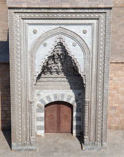 Disparo Vertical Una Entrada Templo Con Impresionante Arco Piedra Sobre — Foto de Stock