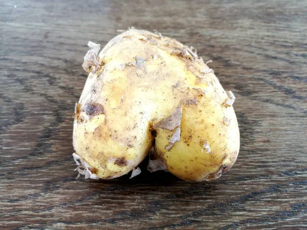 Een Hartvormige Aardappel Een Houten Ondergrond — Stockfoto