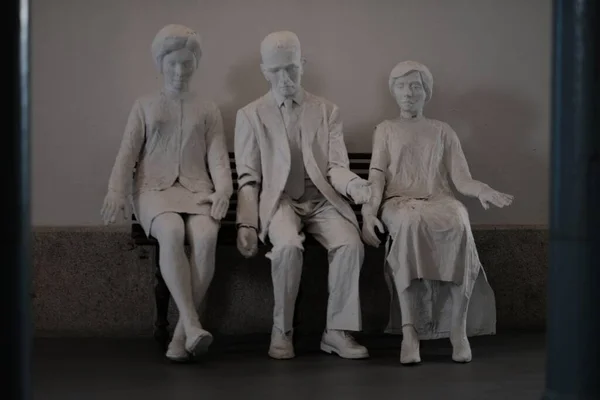 Las Estatuas Una Familia Sentada Banco —  Fotos de Stock