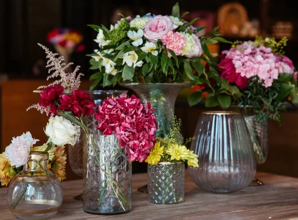 Vacker Bild Olika Färska Blommor Glasvaser — Stockfoto