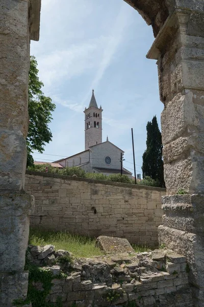 クロアチアの聖ユーフメニア教会の鐘楼の垂直ショット — ストック写真