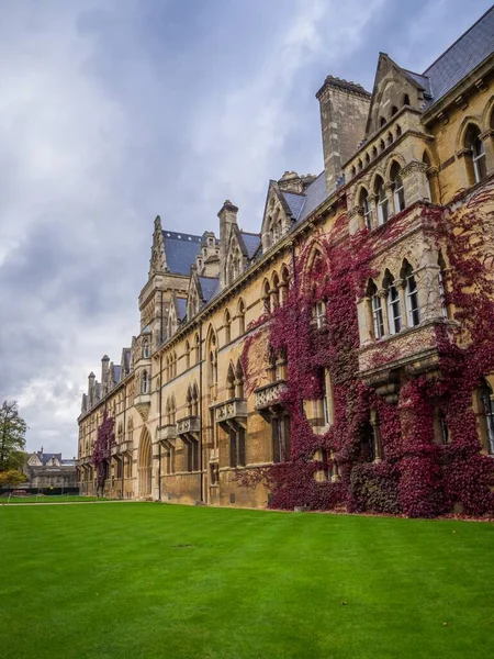 オックスフォード大学のクライストチャーチ大学の美しいショット — ストック写真