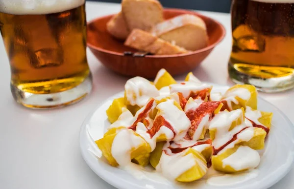 Detailní Záběr Španělského Pokrmu Kořeněných Brambor Plátky Chleba Piva Bílém — Stock fotografie