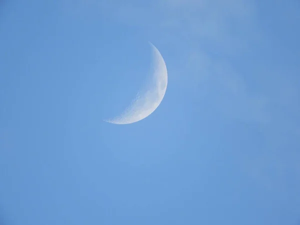 Belo Tiro Uma Meia Lua Branca Clara Fundo Azul Céu — Fotografia de Stock