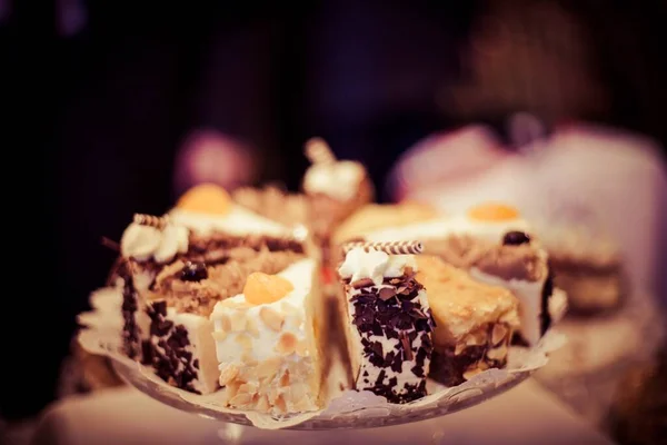 Gros Plan Des Délicieuses Tranches Gâteau Sur Fond Flou — Photo