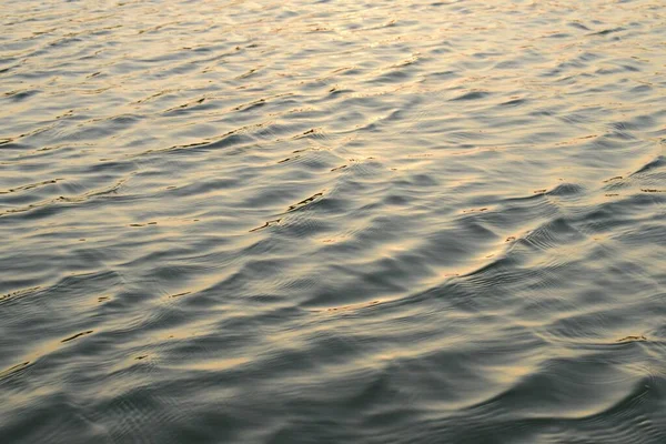 水面上的小波纹的特写 — 图库照片