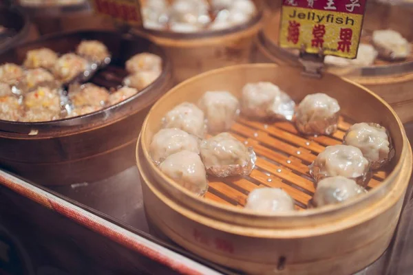 在台北市传统夜市 一家香港食品商店的特写镜头 — 图库照片