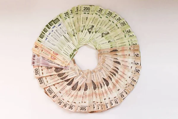 Colpo Testa Banconote Colorate Corda Organizzate Cerchio Sfondo Bianco — Foto Stock