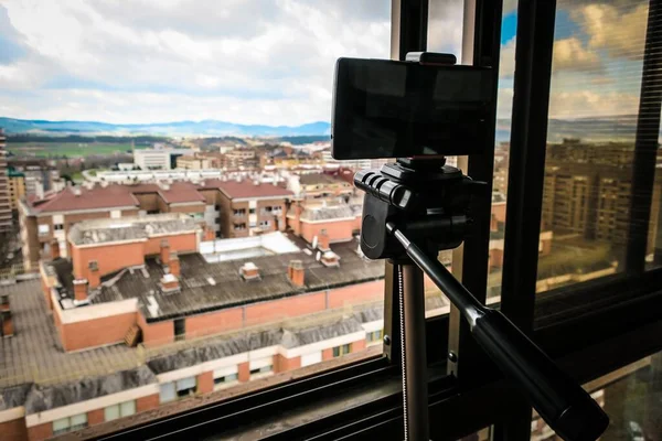 Крупный План Камеры Подставке Вид Город Заднем Плане — стоковое фото
