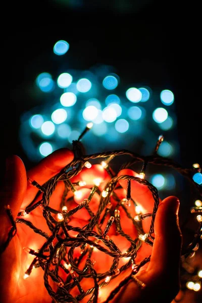 Hombre Sosteniendo Encendió Luces Decoración Navideña — Foto de Stock