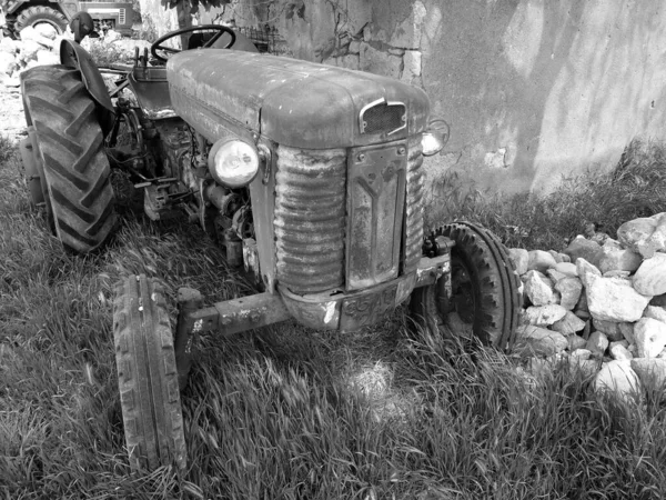 农村地区一辆旧拖拉机的灰度镜头 — 图库照片