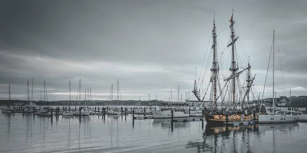 Port Statkami Łodziami Pod Zachmurzonym Niebem — Zdjęcie stockowe