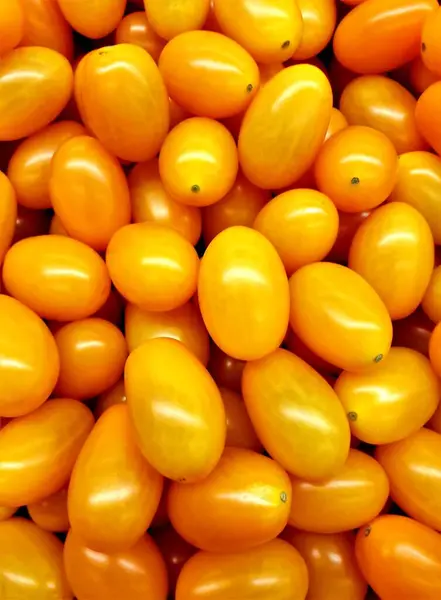 Πολλές Κίτρινες Ντομάτες Αναμεμειγμένες Μεταξύ Τους Στην Αγορά — Φωτογραφία Αρχείου