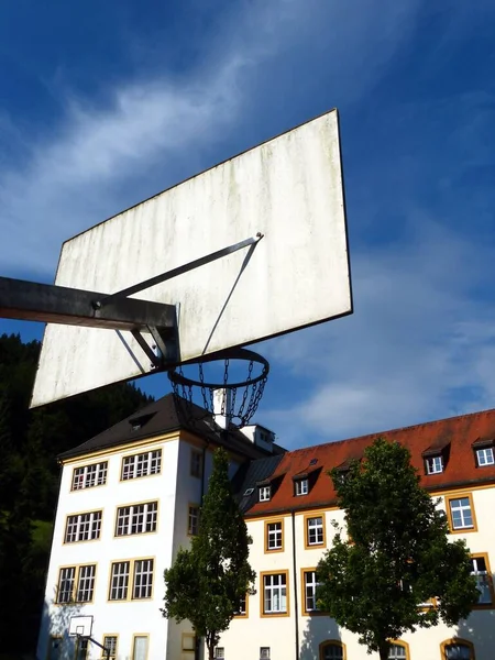 Свободное Баскетбольное Кольцо Спортивной Площадке Современным Многоквартирным Домом Заднем Плане — стоковое фото