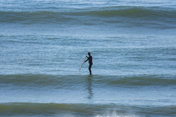 Homem Uma Prancha Praia — Fotografia de Stock