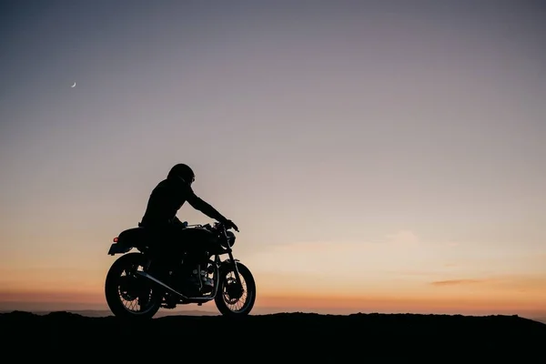 Eine Silhouettenaufnahme Eines Motorradfahrers Während Des Sonnenuntergangs — Stockfoto