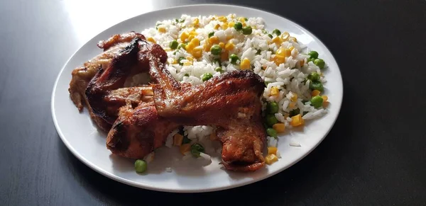 Geroosterde Kippenvleugels Met Rijst Basis Van Groenten Maïs Groene Erwten — Stockfoto