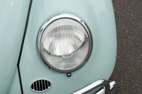 Phares Une Petite Voiture Classique Allemande Turquoise Des Années 1960 — Photo