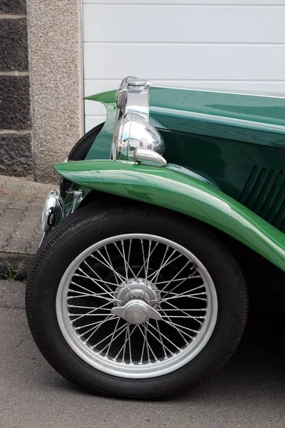 Uma Roda Fala Fio Com Rápido Lançamento Roadster Inglês Verde — Fotografia de Stock