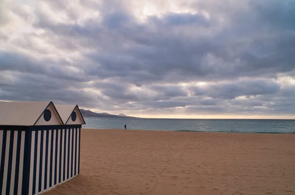 Chmurne Niebo Nad Piaszczystą Plażą Małymi Domkami — Zdjęcie stockowe