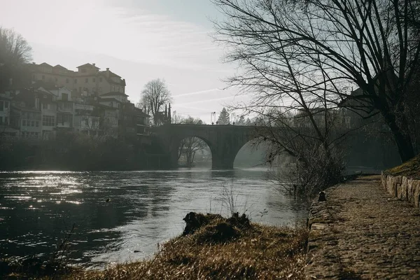 Most Přes Vodu Uprostřed Budov — Stock fotografie