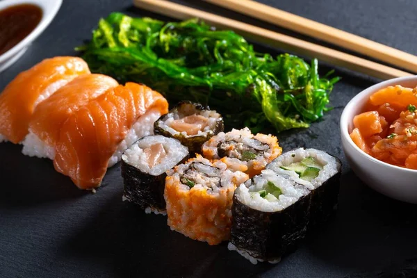 Zbliżenie Ujęcie Sushi Bułki Smażonymi Zielonymi Czarnej Powierzchni — Zdjęcie stockowe