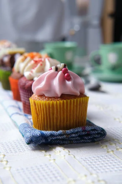 Vertical Closeup Shot Small Cupcakes Row Folded Kitchen Towel — Stock Photo, Image