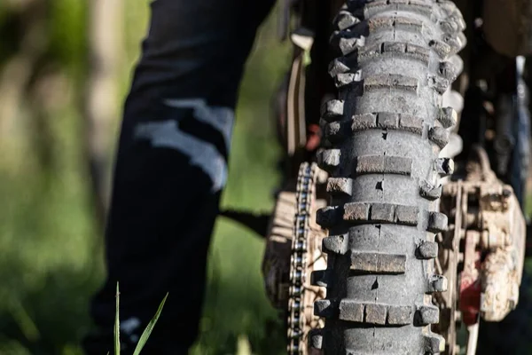 Tiro Close Foco Raso Pneu Bicicleta Com Pernas Uma Pessoa — Fotografia de Stock