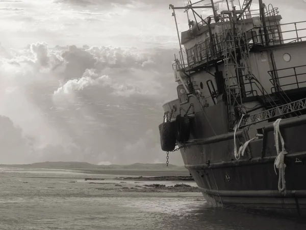 Greyscale Shot Ship Body Sea Cloudy Day — Stock Photo, Image