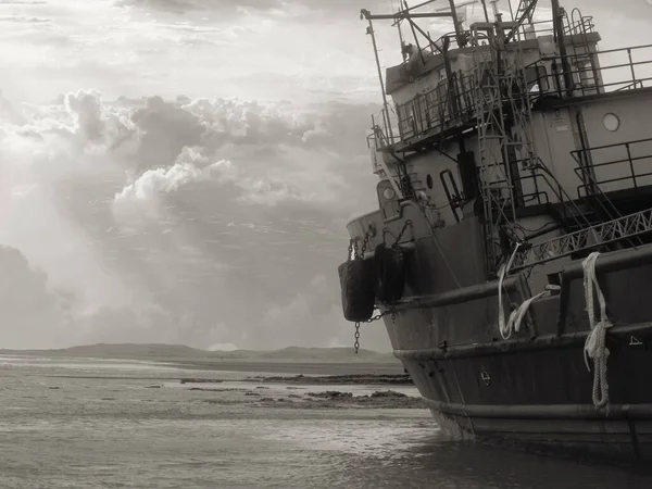 Plan Échelle Grise Navire Sur Corps Mer Par Une Journée — Photo