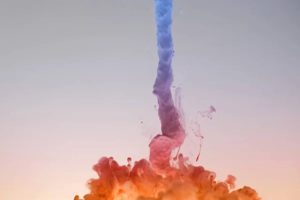 カラフルな背景に虹色のインク爆発のクローズアップショット — ストック写真