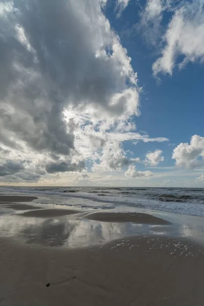 Plano Vertical Una Playa Rodeada Por Mar Bajo Cielo Azul —  Fotos de Stock