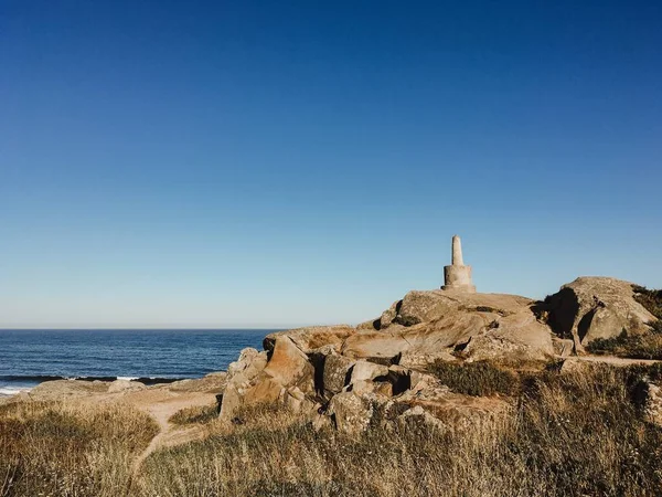 Bâtiment Sur Falaise Loin Sous Ciel Bleu — Photo