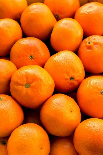 Vertikální Záběr Celých Mandarinek Kontejneru Pod Slunečním Světlem — Stock fotografie