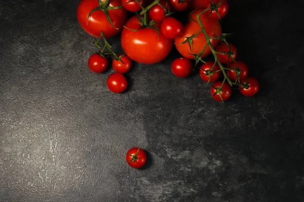 Una Toma Aérea Diferentes Tipos Tomates Mesa Bajo Las Luces — Foto de Stock