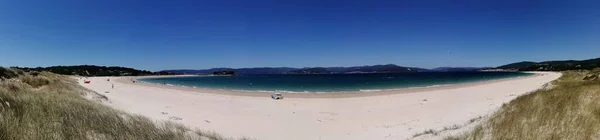 Eine Panoramische Aufnahme Eines Weißen Strandes Auf Einem Klaren Blauen — Stockfoto