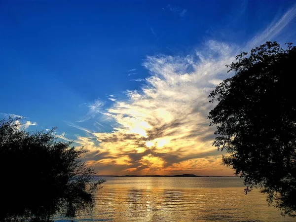 ポルトアレグレと呼ばれる首都では 毎日美しい夕日を眺めることができる大きな湖 グアイバ があり その日の最高の瞬間です — ストック写真