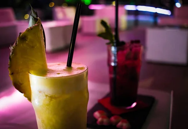 Een Close Van Heerlijke Cocktails Met Ananas Bessen Een Bar — Stockfoto