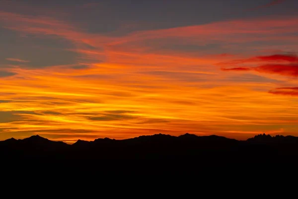 Uma Paisagem Silhuetas Colina Sob Céu Nublado Durante Pôr Sol — Fotografia de Stock