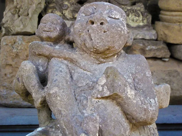 大人を抱きしめる子供の石像の浅いフォーカスクローズアップショット — ストック写真