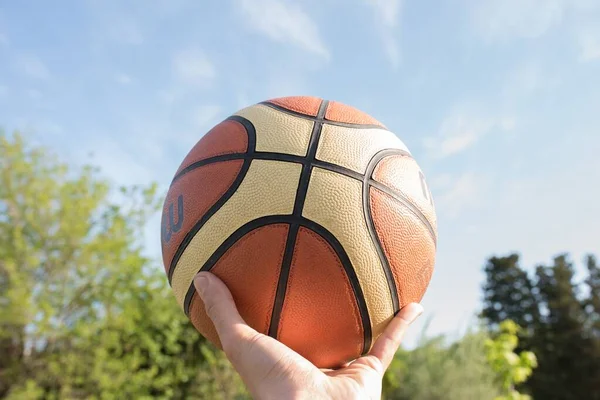 Muž Držící Basketbal Jedné Ruce — Stock fotografie